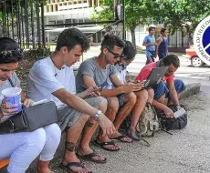 Cubanos se conectan a Internet desde un parque. Imagen ilustrativa