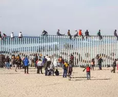 EEUU registra récord de migrantes que cruzan ilegalmente la frontera sur, más de 2,4 millones en 2022