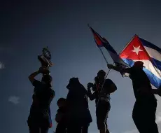 Cubanos con banderas y la Virgen de la Caridad del Cobre
