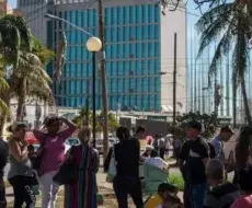 Cubanos en las afueras de la Embajada de Estados Unidos en Cuba