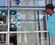 Un cubano camina frente a una oficina de Correos de Cuba