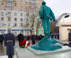 Los fondos necesarios para construir el monumento, valorado en $327 000, fueron aportados, supuestamente, por la Sociedad Histórica Militar Rusa