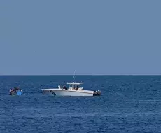 Cubanos intentan salir de la isla en una balsa por el Malecón habanero