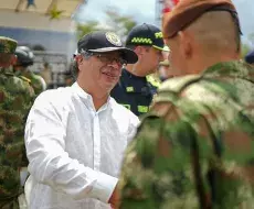 Gustavo Petro con altos mandos del Ejército colombiano