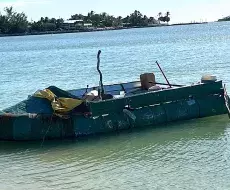 Precaria embarcación de migrantes cubanos