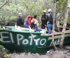 Salieron en un bote verde de madera, con un cartel que dice "El potro"