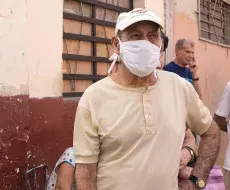 Ancianos hacen cola en Cuba