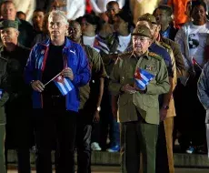 Raúl Castro (2d), Díaz-Canel (2i), Machado Ventura (d) y Ramiro Valdés (i) en un acto en 2018