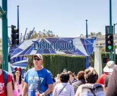 DeSantis firma proyecto de ley para acabar con el "reino corporativo" de Disney