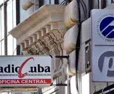 Vista de logos de las oficina de RadioCuba y ETECSA en La Habana
