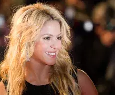 ¡Shakira publica video en San Valentín en el que canta un tema siniestro mientras trapea el piso de su cocina!
