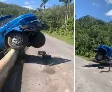 Camión cuelga de puente en Cuba