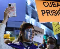 Exiliada cubana se manifiesta en Madrid, España
