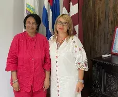 Embajadora de Ucrania Irina Kostiuk junto a rectora de la Universidad de La Habana Miriam Nicado
