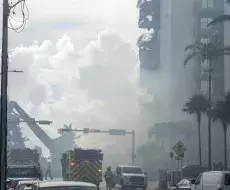 Bombero de Miami continúan combatiendo incendio en planta de desechos