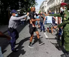 Policías arrestan a un hombre en una calle de La Habana. 11 de julio de 2021
