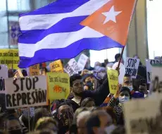 Manifestantes cubanos en Madrid exigen democracia en la isla.