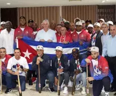 Díaz Canel y peloteros en La Habana