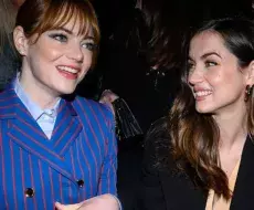 Emma y Ana sonríen es desfile de moda en París