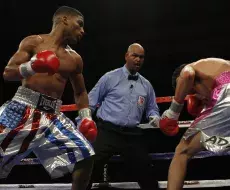 Yuriorkis Gamboa (i) pelea con el mexicano Jorge Solís (d) en el Boardwalk Hall de Atlantic City
