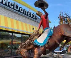Joven cubano se hace viral por ir en caballo a McDonald’s de Hialeah