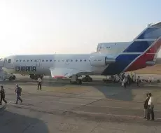 Avión de Cubana en aeropuerto de Santiago.