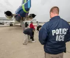 ICE deportando migrantes en EE.UU
