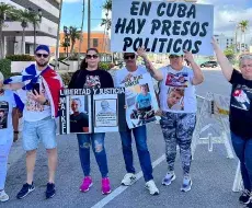 Marcel Valdés y familiares de presos políticos se manifiestan en Miami.