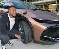 Raidel Martínez y su nuevo coche en Japón