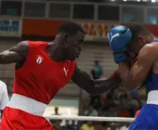 Boxeador cubano Yoenlis Feliciano (izq).