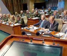 Funcionarios de Seguridad rusos y militares cubanos en La Habana en febrero de 2023.