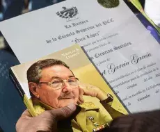Premian a graduados de la Ñico López con libro sobre Raúl Castro.