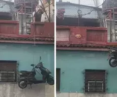 Cubano guarda su moto en el techo.