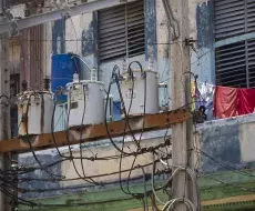 Fotografía de archivo de instalaciones eléctricas próximas a un edificio, en La Habana