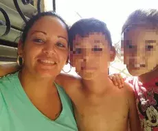 Rosa Edelis Guerra Rodríguez con dos de sus hijos
