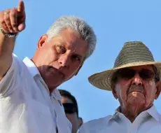 Díaz-Canel y Raúl Castro en Plaza de la Revolución. Imagen de archivo.