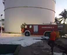 Sofocan incendio en muelle de supertanqueros