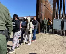 Inmigrantes que piden asilo se entregan a la Patrulla Fronteriza estadounidense en la valla fronteriza de El Paso, Texas