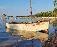 Una embarcación rústica a vela que llegó a Islamorada, en los Cayos de Florida