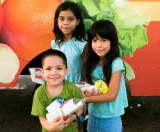 “No Kid Hungry” lanza campaña nacional para dar comida gratis a los niños este verano