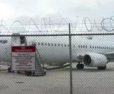 Gobierno de Biden envía tercer avión con cubanos deportados a la isla
