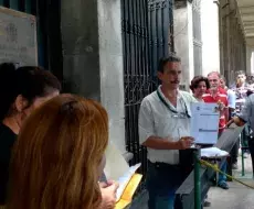 Colas en el Consulado de España en La Habana