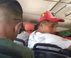 Conversación de cubanos en una guagua
