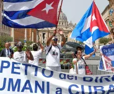 Cubanos protestan en el Vaticano
