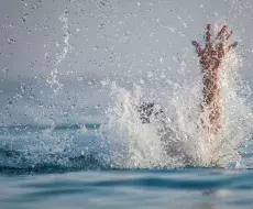 Madre e hijo mueren tras caer de un barco: ella se lanzó al agua para intentar salvarlo