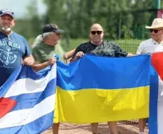 Cubanos y ucranianos en partido beisbolero en Kiev