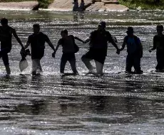 Cientos de ilegales cruzan la frontera en Texas y muere un niño de 3 años