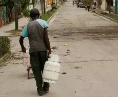 Hombre con balita de gas en La Habana