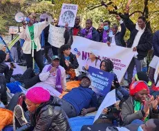 Inmigrantes  protestan &quot;durmiendo&quot; frente a residencia oficial del alcalde de Nueva York