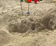 Autoridades discuten nuevas medidas después de que una niña muriera enterrada en arena de playa de Florida